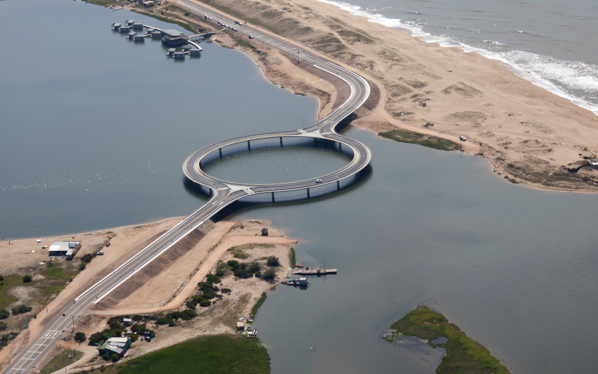 100 гаруй жил үргэлжилсэн Саграда Фамилиа сүмийн төв цамхагийн барилгын ажил дуусжээ